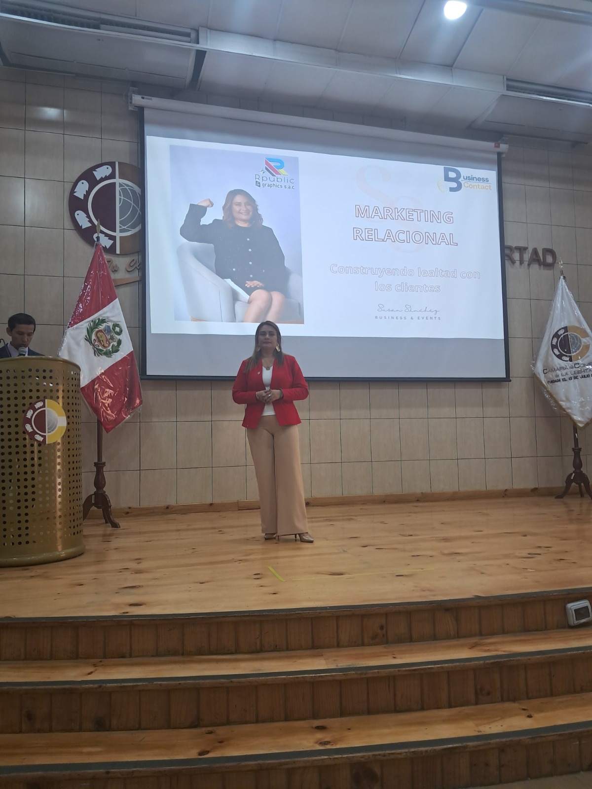 Susan Sánchez exponiendo sobre Marketing Relacional en la Cámara de Comercio de La Libertad