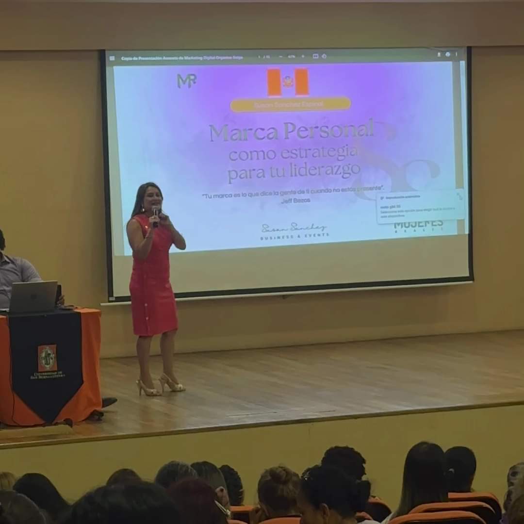 Susan Sánchez exponiendo sobre Marca Personal como estrategia para tu liderazgo