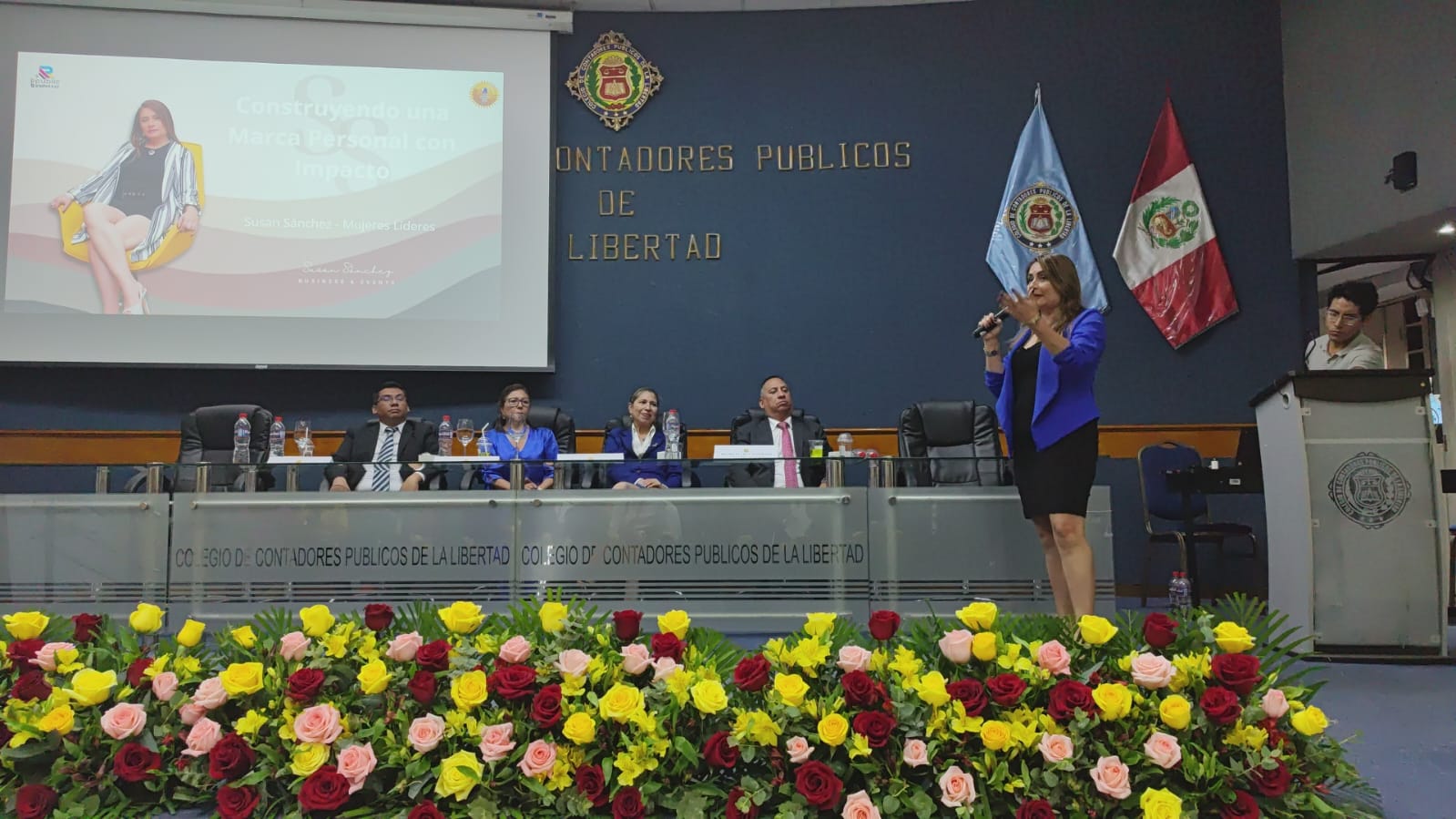 Susan Sánchez exponiendo en Trujillo sobre marca personal